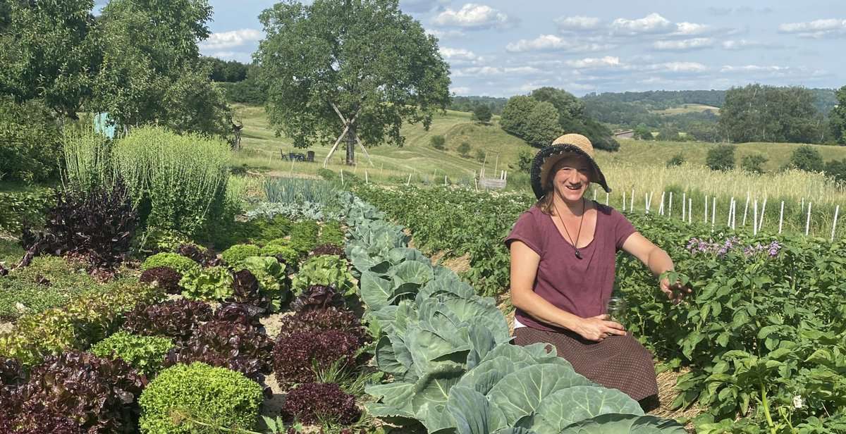 Eine Freiwillige bei der Feldarbeit, WWOOF