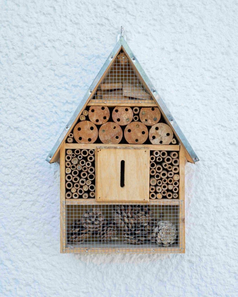 Insektenhotel in Form eines kleinen Hauses