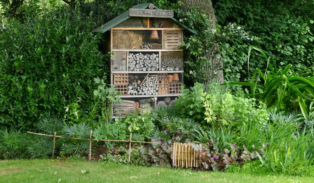 Großes Insektenhotel für Wildbienen und co.