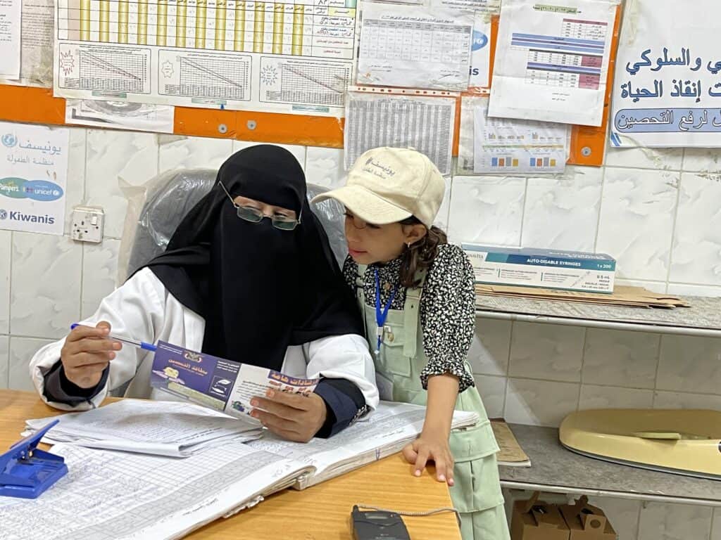 Leen spricht mit der Leiterin der Impfabteilung in der Gesundheitseinrichtung Al-Tawahi in Aden, Jemen. Leens Engagement für das Thema Impfung von Kindern wird in der Klinik sehr geschätzt und alle kennen das quirlige Mädchen. © UNICEF/UNI492624/Iizuka