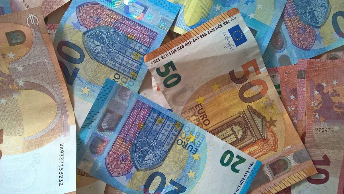 Gelscheine liegen übereinander