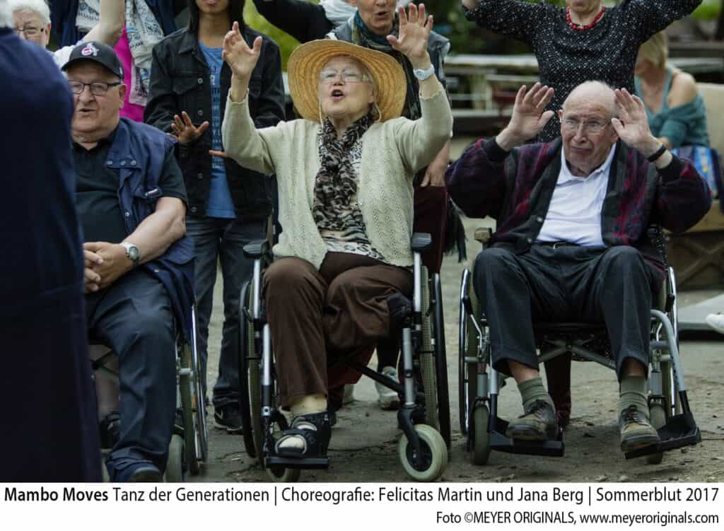 Was bedeutet es mobil im Alter zu sein? Die Mambo Moves verändern die Sicht auf “unvermeidliche” Gebrechen. Choreografin Fe Martin erzählt.