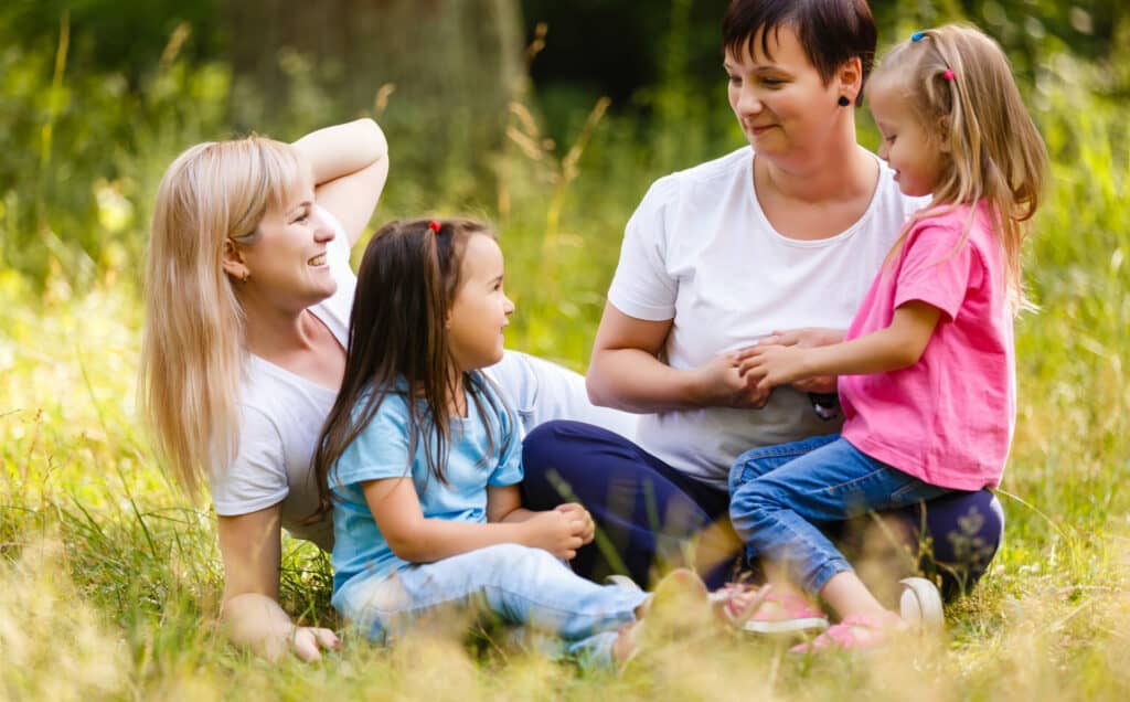 In gleichgeschlechtlichen Beziehungen müssen nicht-biologische Mütter ihr Kind bald nicht mehr adoptieren. Damit werden die Regeln der Abstammung für homo- und heterosexuelle Paare angeglichen.