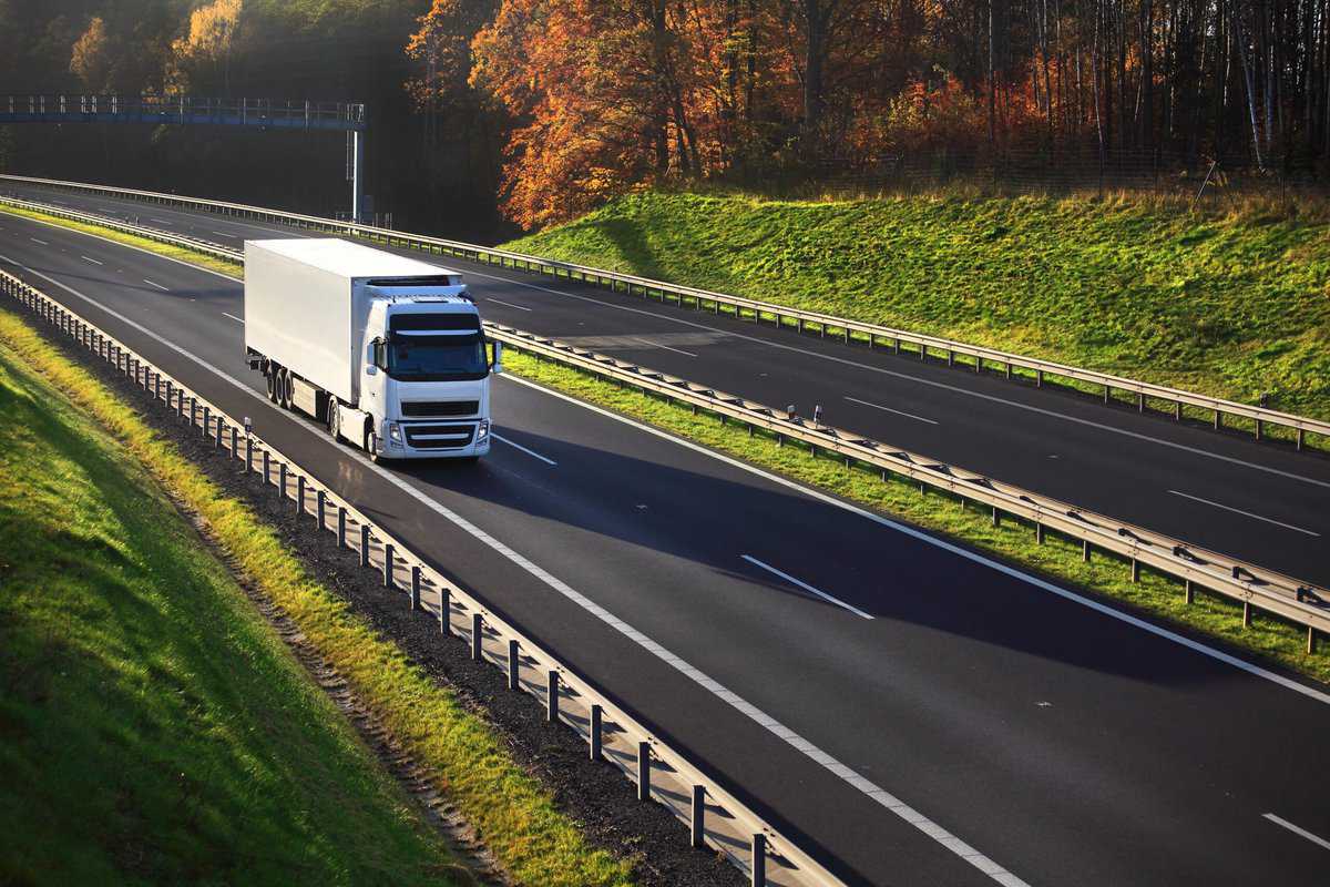 Die Logistik-Branche steht unter großem Druck. Während das Gütervolumen steigt, sieht die Europäische Union vor, dass die Emissionen bis 2030 stark sinken müssen. Der CEO des Smart Freight Centre Christoph Wolff erklärt uns, wo sich die Branche gerade befindet und warum er trotz großer Herausforderungen zuversichtlich ist.