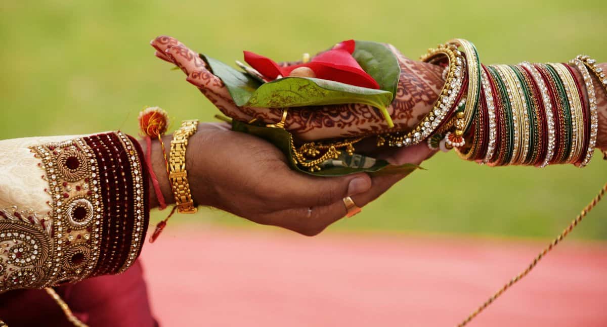 In einer Welt, in der gesellschaftliche Normen oft den Verlauf unseres persönlichen Lebens diktieren, ist das India Love Project ein Leuchtfeuer der Hoffnung. Es feiert unkonventionelle Liebesgeschichten, die den engen Grenzen von Kaste, Religion und Geschlecht trotzen.