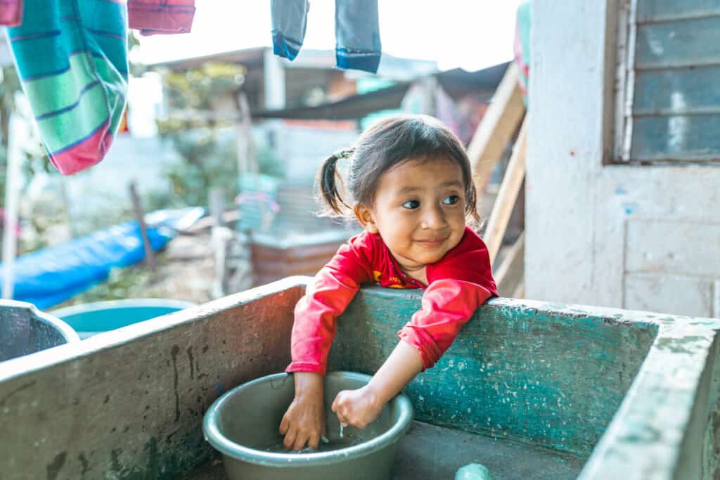 UNICEF setzt sich unter anderem für den Zugang zu sauberem Wasser ein, damit Kinder wie Maria Cristina aus Guatemala gesund aufwachsen.