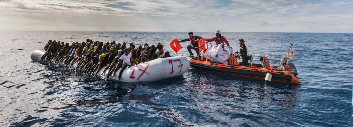 Das Alarmphone organisiert Rettung für geflüchtete Menschen, die auf dem Weg in Not geraten und fordert eine neue Perspektive auf Migration, auch politisch. Wie eine andere Migrationspolitik aussehen könnte und warum sie so große Chancen birgt.
