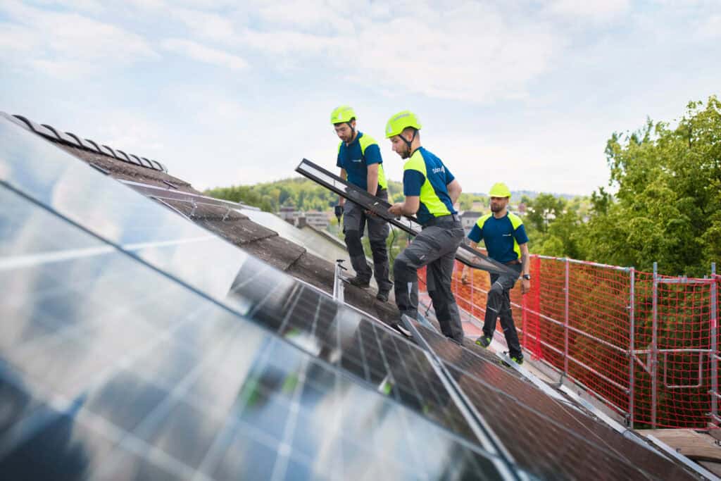 Mit 15 hat Rostam Nazari in Deutschland nach seiner Flucht zum ersten Mal eine Schule besucht. Heute führt er seine eigene Solarbaufirma. Im Interview erzählt er, wie er dort angekommen ist, wo er jetzt ist.