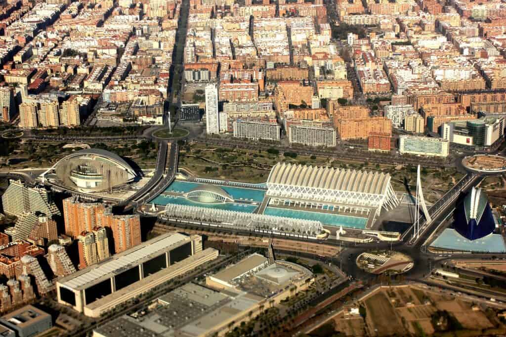 Die spanische Stadt Valencia plant, tausende Solarmodule auf  Friedhöfen zu installieren. Damit sollen jährlich 440.000 Kilowatt Strom gewonnen werden, ohne die ursprüngliche Nutzung der Friedhöfe zu beeinträchtigen.