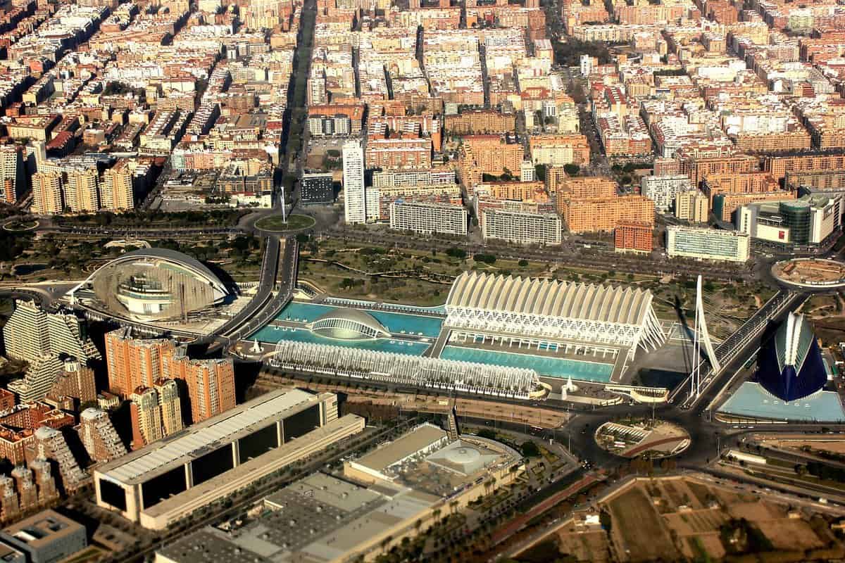 Die spanische Stadt Valencia plant, tausende Solarmodule auf  Friedhöfen zu installieren. Damit sollen jährlich 440.000 Kilowatt Strom gewonnen werden, ohne die ursprüngliche Nutzung der Friedhöfe zu beeinträchtigen.