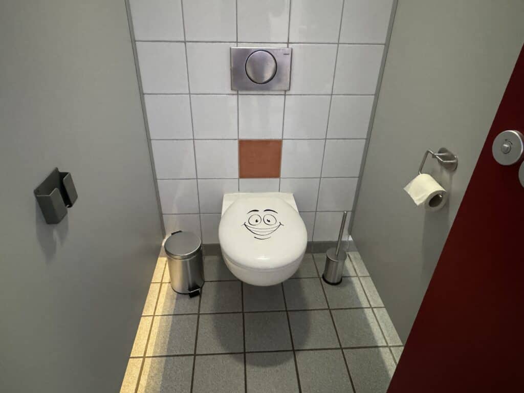 An der Hellweg-Realschule in Unna gehen die Schüler:innen gerne auf die Toilette. Bei einem Kreativwettbewerb durften sie die Schulklos selbst gestalten. 