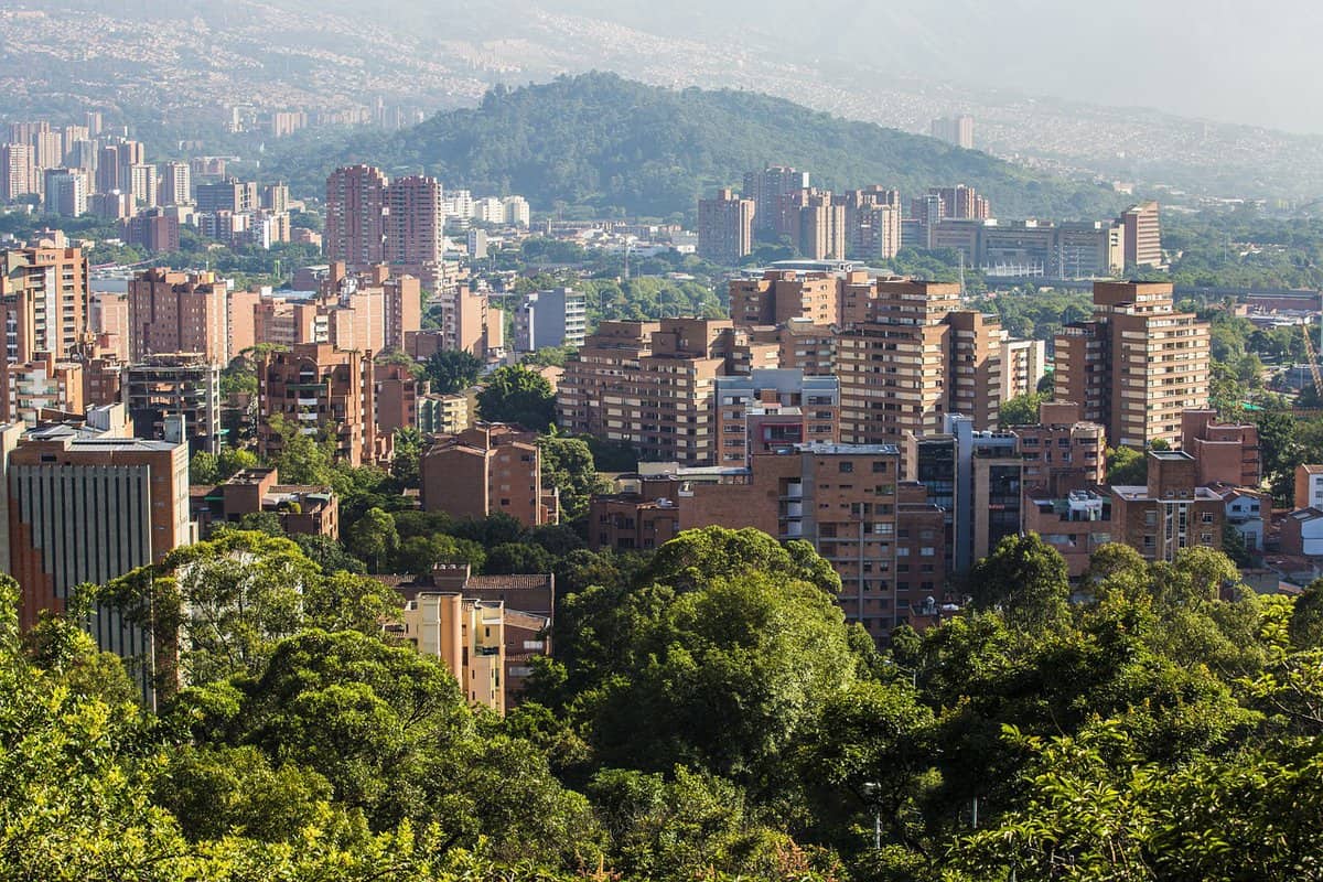 Noch vor 20 Jahren war Medellín im Ausland vor allem für seine Drogenkriminalität bekannt. Doch seit einigen Jahren macht sich die Stadt mit innovativen Klimalösungen einen Namen. Mit ihren „Grünen Korridoren” hat sie hunderttausende Pflanzen und Bäume gepflanzt, die Temperaturen gesenkt und die Luftqualität verbessert.