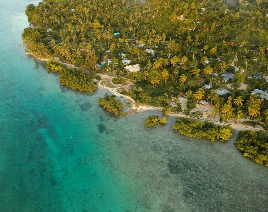 Weil die Lagunen Vanuatus regelrecht im Müll erstickten, führte der kleine Inselstaat vor sechs Jahren eines der strengsten Plastikverbote der Welt ein. Seitdem zeigen sich beeindruckende Ergebnisse: Verbotene Kunststoffe machen nur noch einen Bruchteil des Abfalls aus.