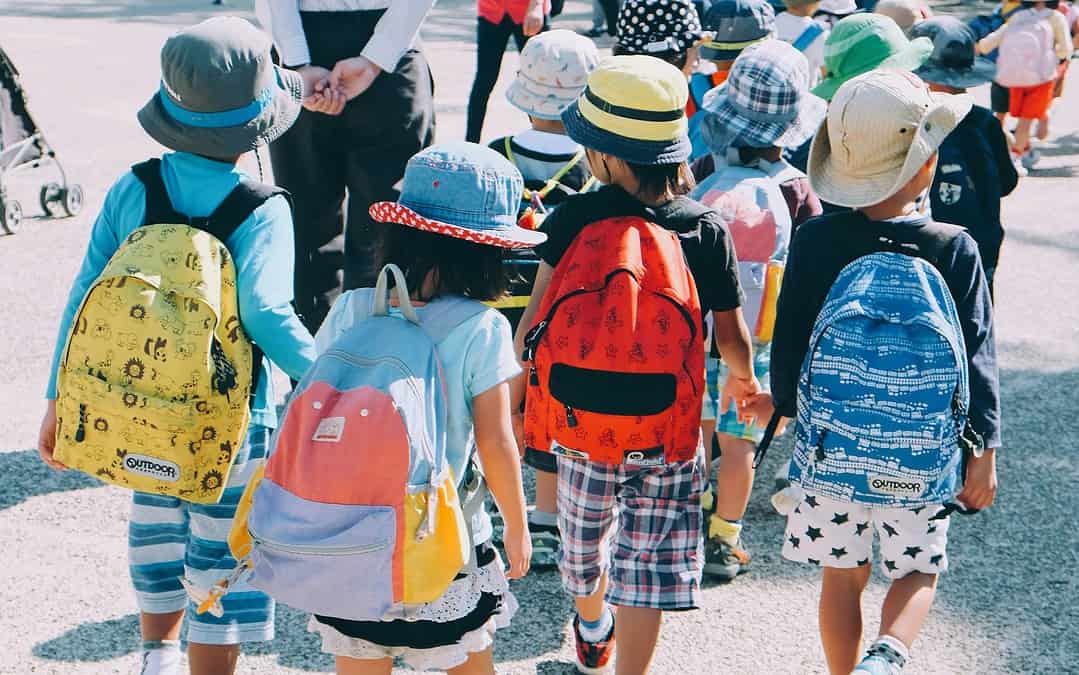 Immer mehr Kinder gehen zur Schule, Kinotickets gegen Hitze