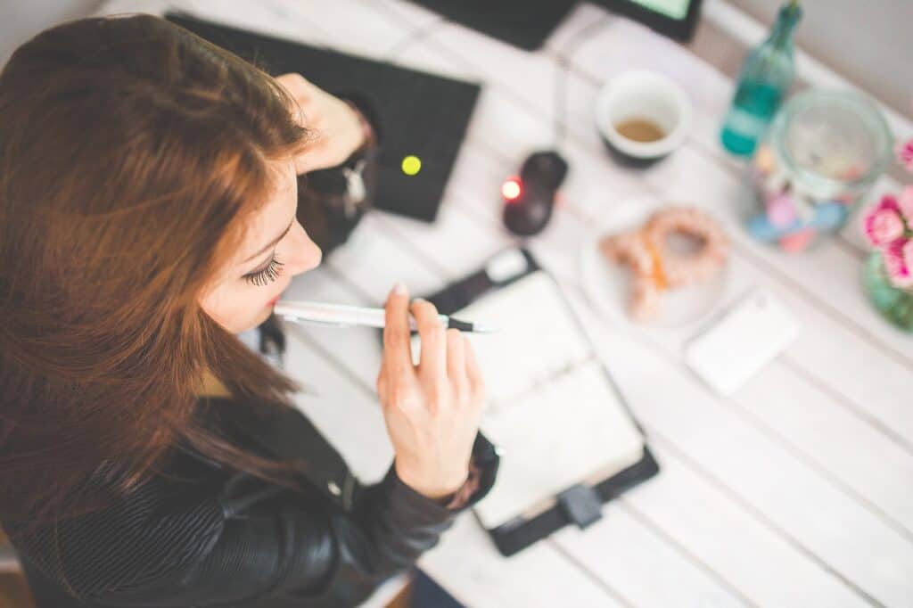Mehr Erfolg durch Entlastung: Wie weniger Arbeit zu mehr Leistung und Umsatz führt