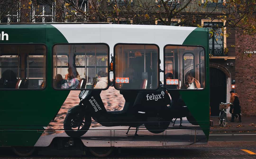 Erste Stadt stoppt Werbung für fossile Brennstoffe, rollende Dorfkneipe belebt Sachsen