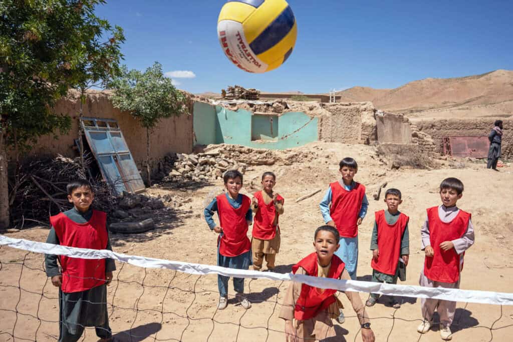 Nach Überschwemmungen in seinem Dorf: Farzan kann wieder Volleyball spielen
