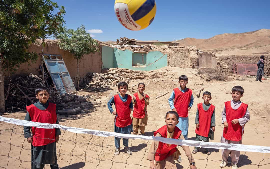 Nach Überschwemmungen in seinem Dorf: Farzan kann wieder Volleyball spielen