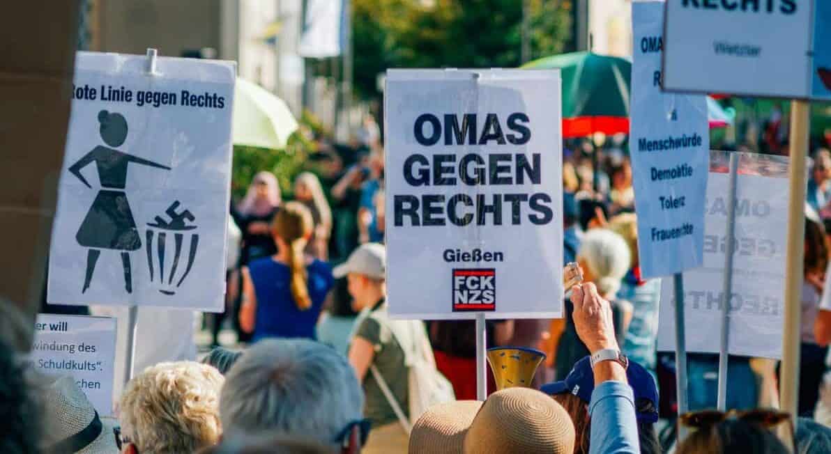 Demonstration: Menschenmenge und ein Plakat mit der Aufschrift "Omas gegen Rechts".