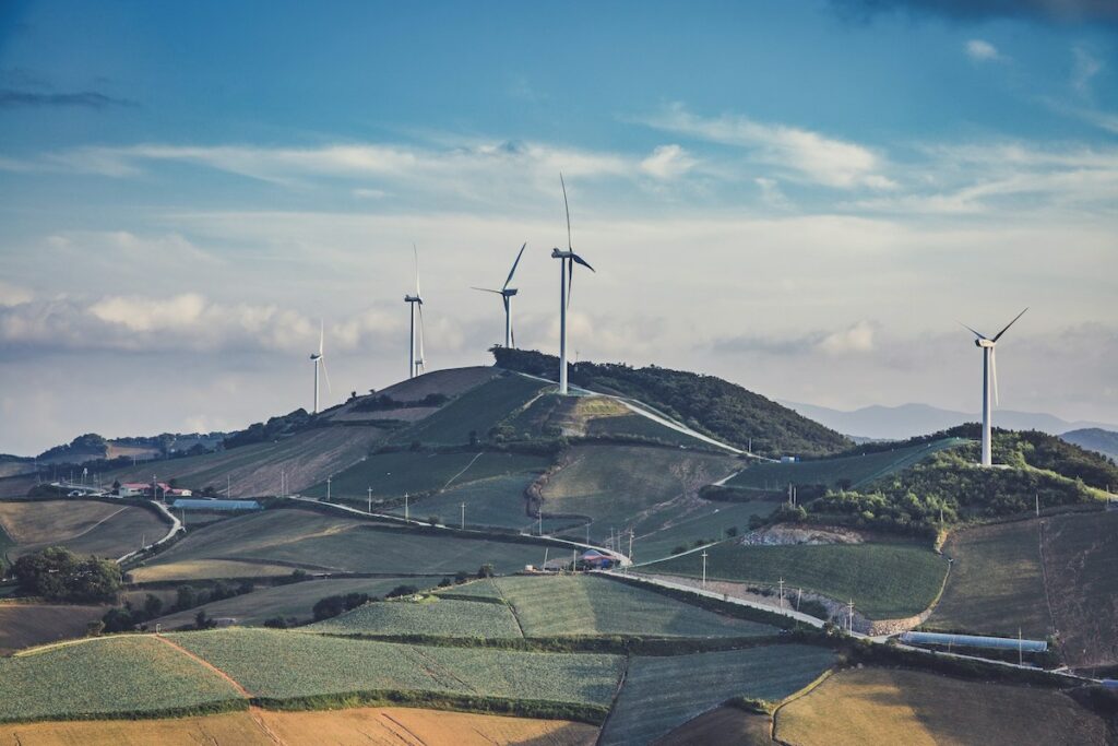 Windräder auf Hügeln