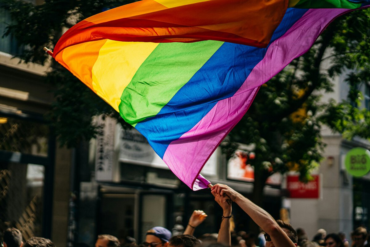 Regenbogen-Flagge im Wind