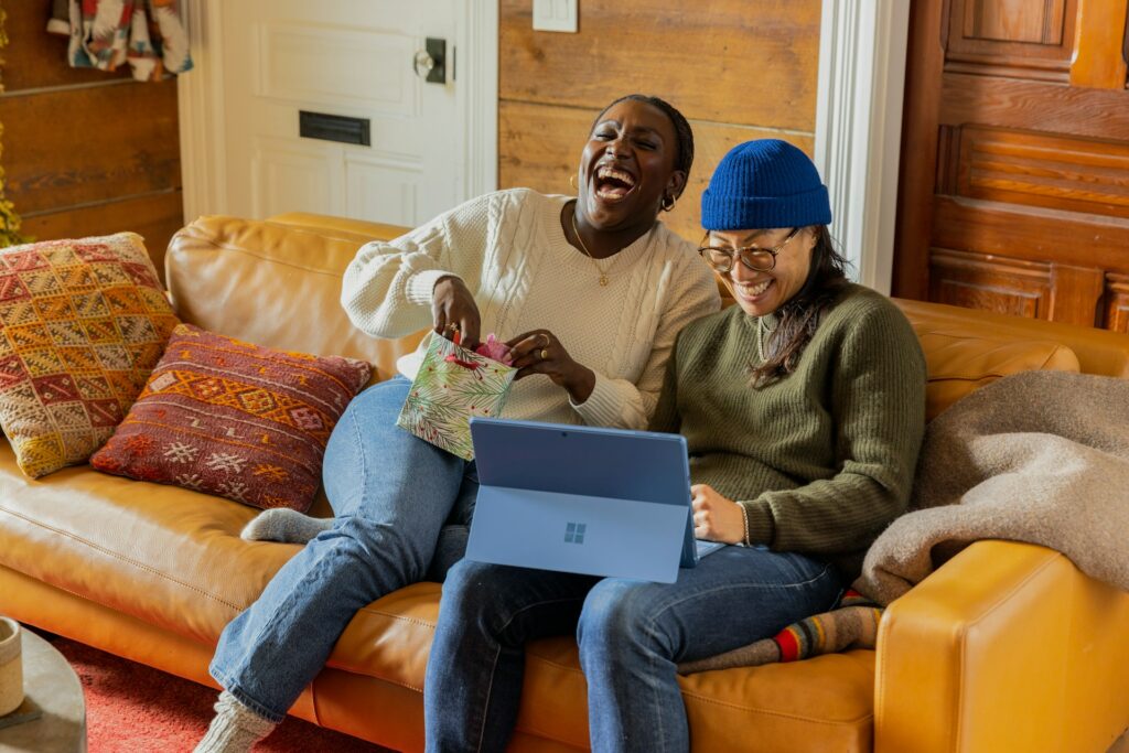 Menschen freuen sich vor dem Laptop
