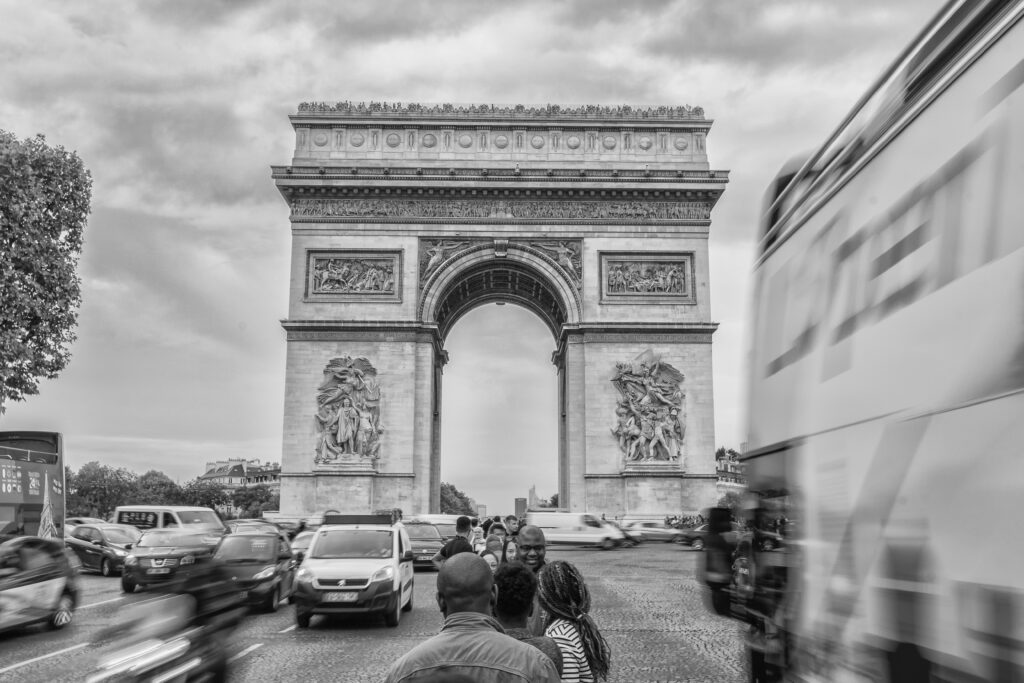 Für Besitzer:innen kleinerer Fahrzeuge wird das Parken in Paris ab Oktober deutlich günstiger im Vergleich zu schweren Autos wie SUVs. Während Fahrzeuge ab einem bestimmten Gewicht nun höhere Tarife zahlen, bleiben die Gebühren für leichtere Autos moderat.