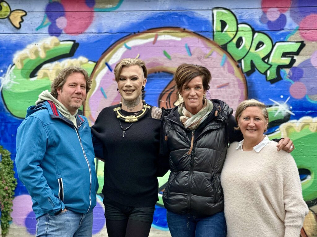 SOS-Bereichsleiter Clemens Selter und die Pädagoginnen Heidi Thijssen und Bianca Turek (r.) vom SOS-Kinderdorf Niederrhein haben sich sehr über den Besuch von Vielfalts- und Toleranzbotschafterin Veuve Noire (2.v.l.) gefreut.
