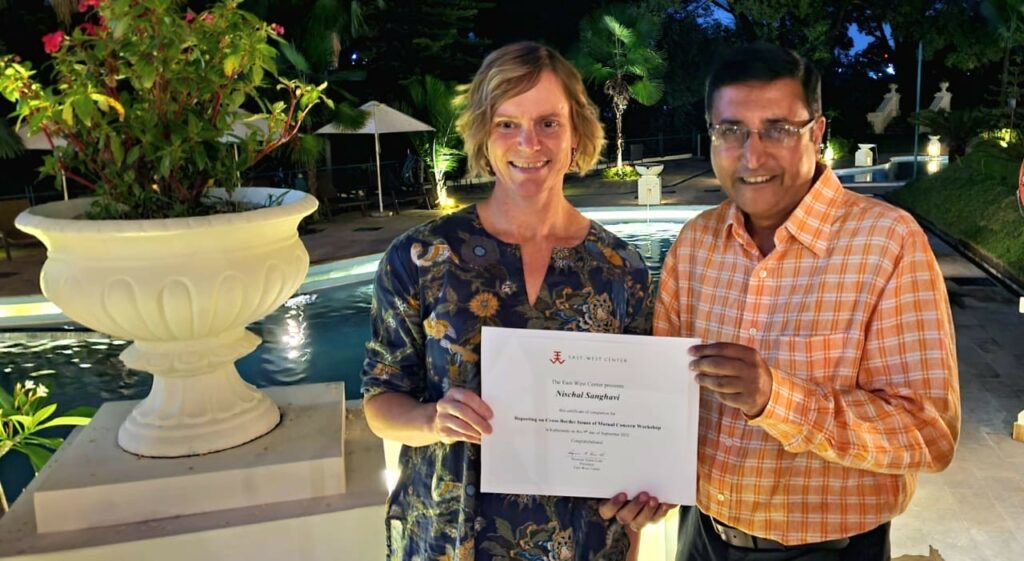 Bild 2 Nischal Sanghavi receiving a recognition for accomplishing the workshop