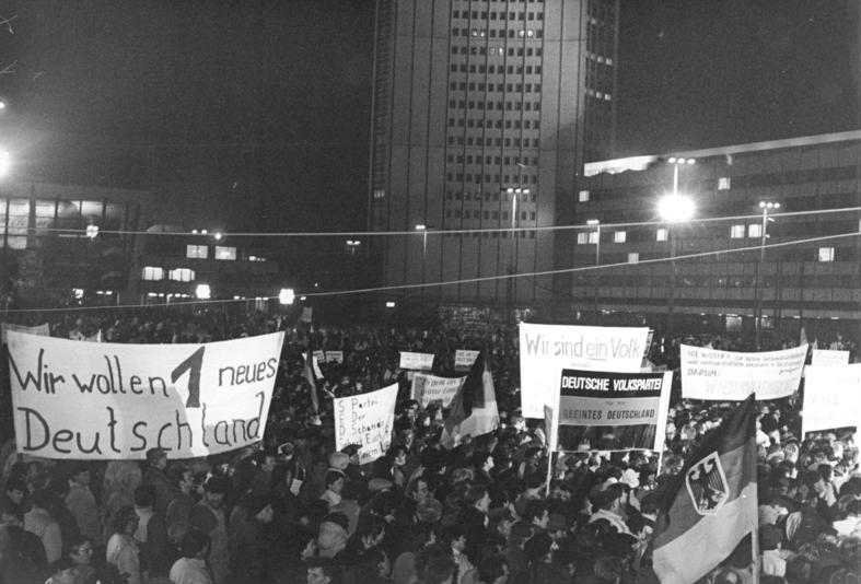 Bundesarchiv Bild 183 1990 0108 033 Leipzig Montagsdemonstration