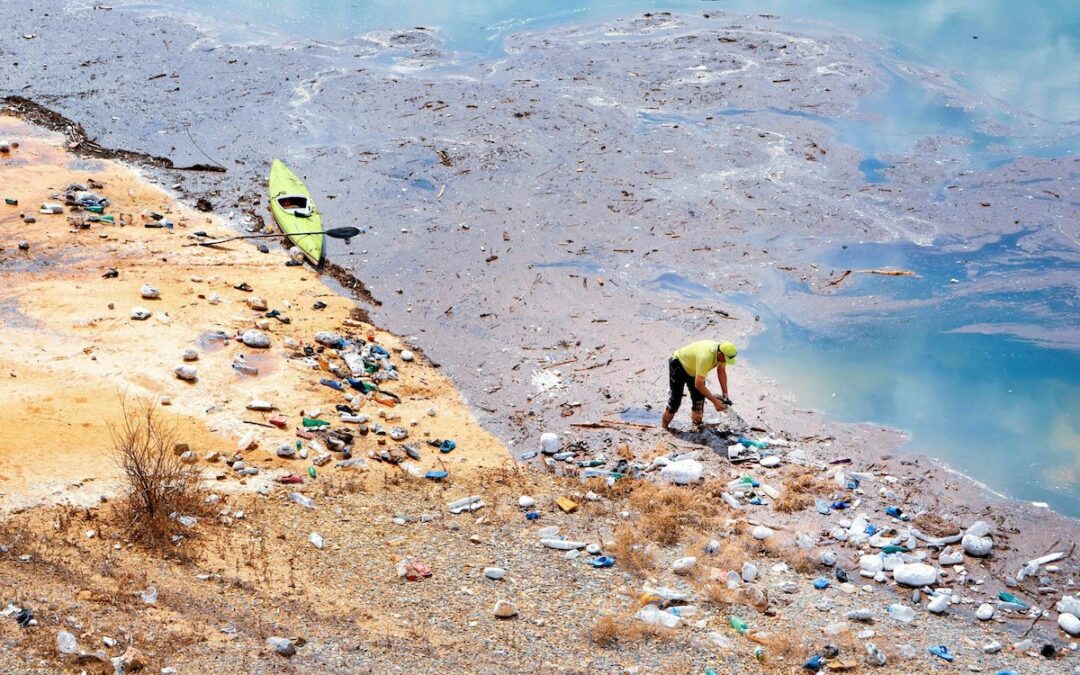 Vier Maßnahmen für 91 Prozent weniger Plastikmüll, Verkehrsschilder aus Holz,