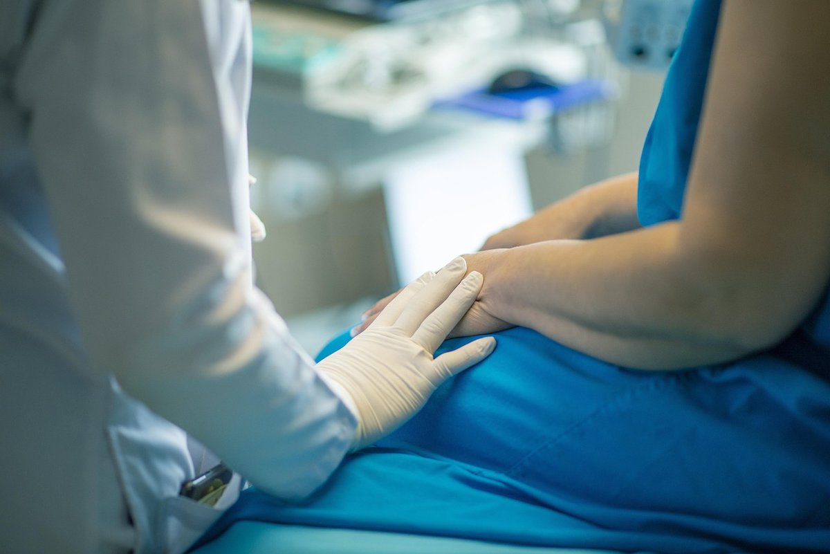 Kein Frieden ohne Gerechtigkeit. Armut macht krank und auch viele andere soziale Faktoren beeinträchtigen unsere Gesundheit und damit unsere Teilhabe an der Gesellschaft. Immer mehr Kliniken verfolgen darum einen ganzheitlichen Ansatz, ohne auf Profit zu setzen, Polikliniken oder Kliniken ohne Grenzen zeigen dabei: Ein gerechteres System ist möglich.