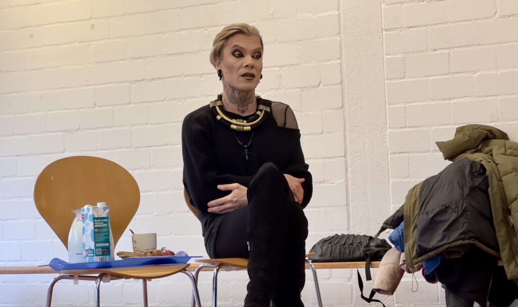 Mit ihrer Rolle als Botschafterin im Projekt “Olivia macht Schule“ brachte die Hamburger Drag-Queen Veuve Noire den Kindern und Jugendlichen des SOS-Kinderdorfs Niederrhein das Thema Toleranz auf eine ganz besondere Weise näher.