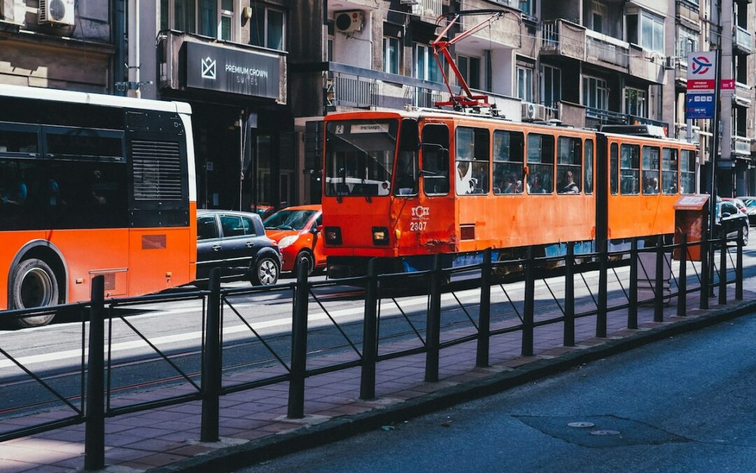 Kostenloser Nahverkehr in Belgrad, weniger Armut in Brasilien