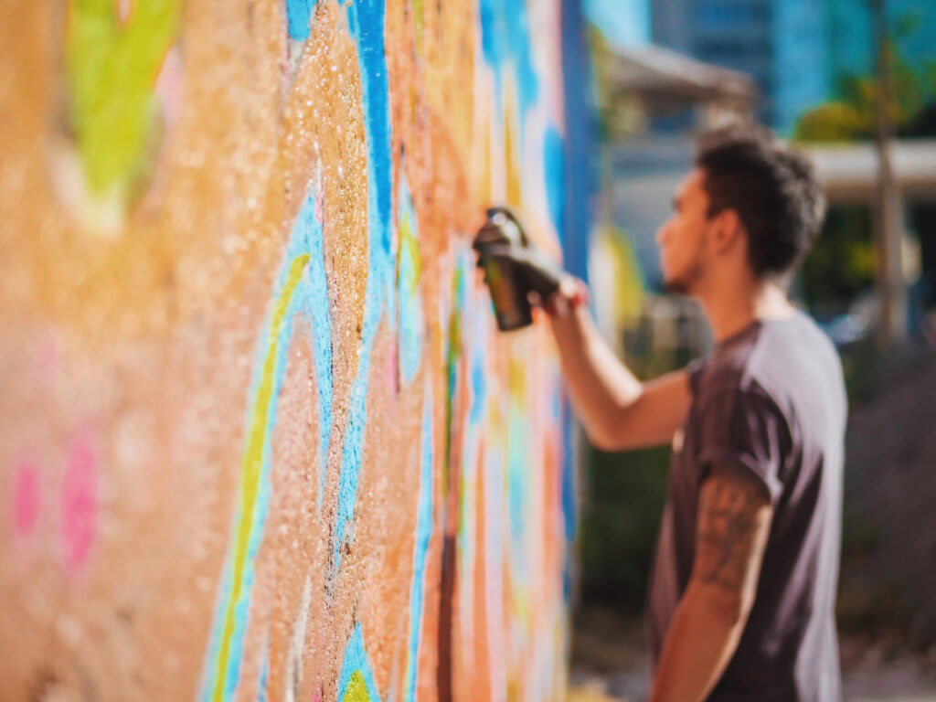 Tourist:innen in der kolumbianischen Hauptstadt Bogotá kommen nicht an der vielen Straßenkunst vorbei, die überall in der Stadt zu finden ist. Viele der Graffitis sind nicht nur schön anzuschauen, sondern ein Zeichen für Frieden, Gerechtigkeit und gesellschaftlichen Wandel.