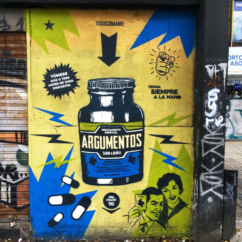 Tourist:innen in der kolumbianischen Hauptstadt Bogotá kommen nicht an der vielen Straßenkunst vorbei, die überall in der Stadt zu finden ist. Viele der Graffitis sind nicht nur schön anzuschauen, sondern ein Zeichen für Frieden, Gerechtigkeit und gesellschaftlichen Wandel.