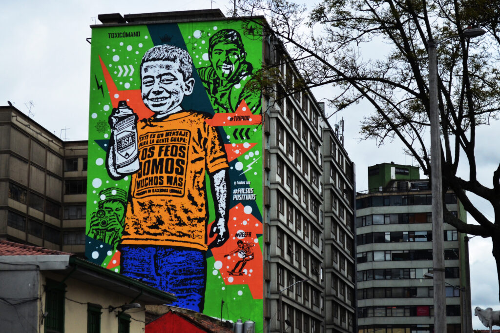 Tourist:innen in der kolumbianischen Hauptstadt Bogotá kommen nicht an der vielen Straßenkunst vorbei, die überall in der Stadt zu finden ist. Viele der Graffitis sind nicht nur schön anzuschauen, sondern ein Zeichen für Frieden, Gerechtigkeit und gesellschaftlichen Wandel.