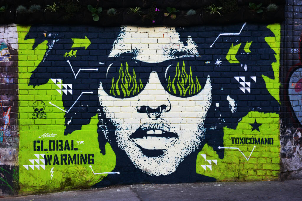 Tourist:innen in der kolumbianischen Hauptstadt Bogotá kommen nicht an der vielen Straßenkunst vorbei, die überall in der Stadt zu finden ist. Viele der Graffitis sind nicht nur schön anzuschauen, sondern ein Zeichen für Frieden, Gerechtigkeit und gesellschaftlichen Wandel.