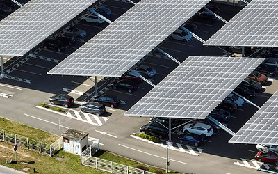 Seit 2023 müssen größere Parkplätze in Frankreich mit Solar überdacht sein. Bald könnte durch die Solarpflicht so viel Strom erzeugt werden wie mit 10 Atomkraftwerken.
