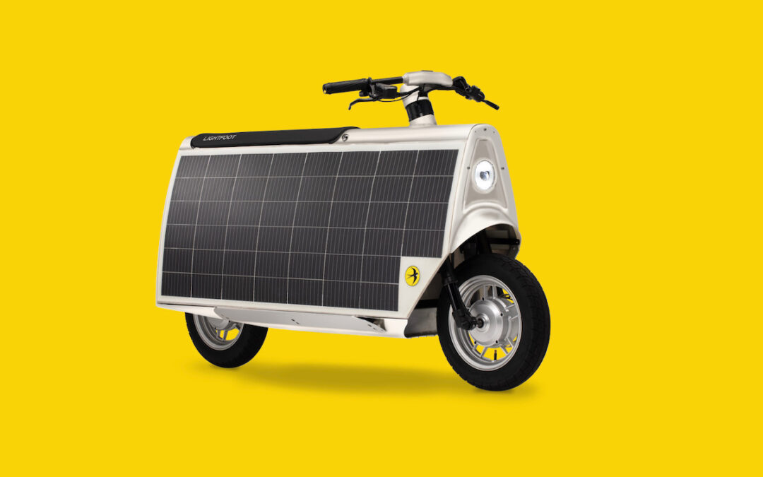 Solar-Moped fährt mit Sonnenlicht, Containerdorf für Obdachlose