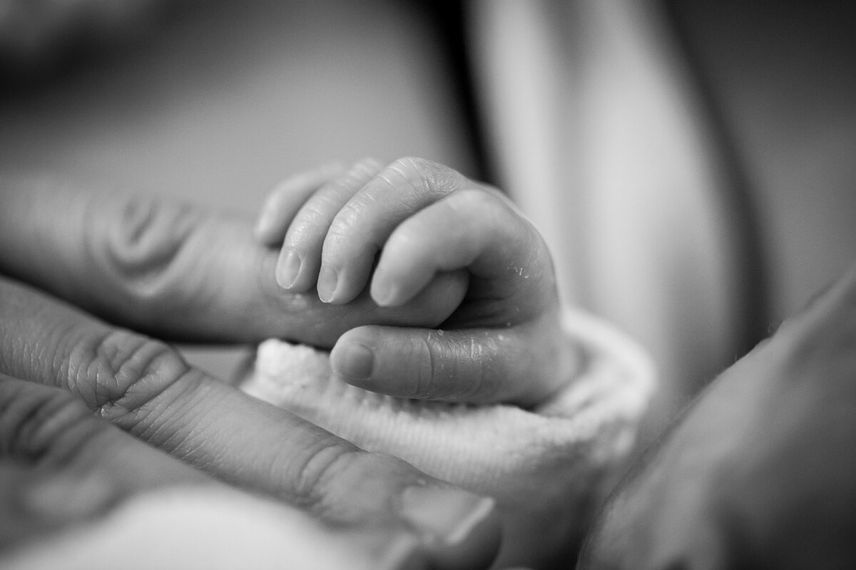 Manchmal braucht es nur eine kleine Geste, um Großes zu bewirken. Im Universitätsklinikum Essen haben Frühgeborene und kranke Babys einen besonderen Grund zur Freude: die "Frühchenkuschler:innen".