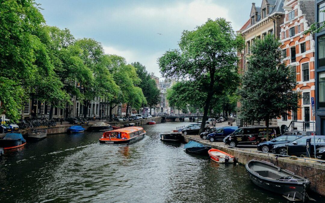 Umweltzone für Boote in Amsterdam, wirksame Prävention gegen häusliche Gewalt