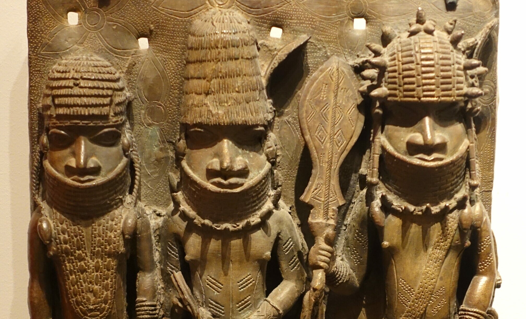 Die Rückgabe geraubter Kulturgüter war lange ein Streitpunkt zwischen ehemaligen Kolonialmächten und Herkunftsgesellschaften. Doch endlich bewegt sich etwas in Sachen Restitution. Museen und Regierungen beginnen, Verantwortung zu übernehmen. Bedeutende Objekte kehren zurück, und mit ihnen wächst die Hoffnung auf eine gerechtere Aufarbeitung der Geschichte. Ist dies der Anfang eines Wandels?