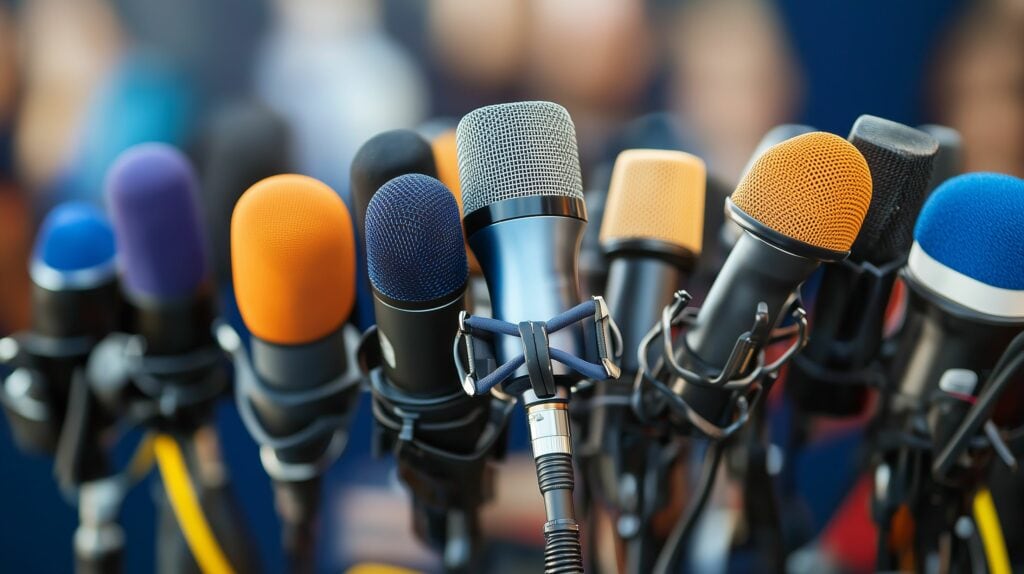 “Angst ist ein schlechter Berater”, heißt es – vor allem in Medien und Politik ist Angst allerdings auch ein wirksames Mittel. Doch ist die Panik vor steigender Gewalt auf der Welt und auch in Deutschland gerechtfertigt? Führt mehr Migration zu mehr Verbrechen? Steigen die Anträge auf Asyl nicht enorm an und das bringt neue und mehr Probleme? … Nein, nein und nein. Höchste Zeit, Zahlen und Behauptungen genauer unter die Lupe zu nehmen.