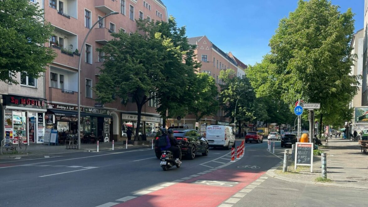 Der Ausbau gesicherter Radwege soll den Radverkehr auf der Hermannstraße in Berlin sicherer machen. Das Bild zeigt die Kreuzung Hermannstraße-Leykestraße.
