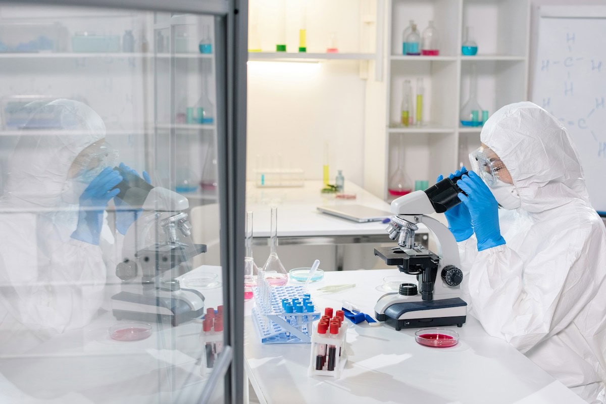 Wissenschaftlerin in Labor