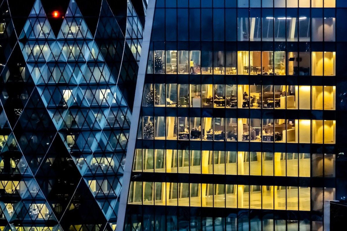 Büros in der Nacht in Hochhaus