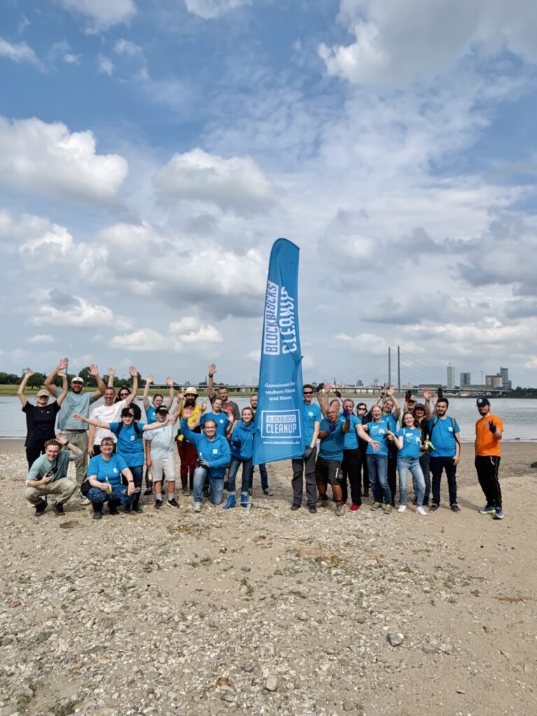 Am Düsseldorfer Paradiesstrand sammelten rund 30 Freiwillige anlässlich der UN-Ozeankonferenz fast 900 Kilogramm Müll aus der Natur. Gemeinsam mit „The Trash Traveler“ machten sie daraus ein großes Kunstwerk. Am Düsseldorfer Paradiesstrand sammelten rund 30 Freiwillige anlässlich der UN-Ozeankonferenz fast 900 Kilogramm Müll aus der Natur. Gemeinsam mit „The Trash Traveler“ machten sie daraus ein großes Kunstwerk.