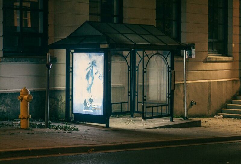 Leere Bushaltestelle