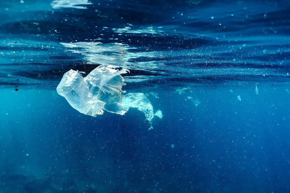 Plastiktüte im Meer
